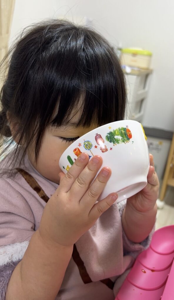 お味噌汁を飲む